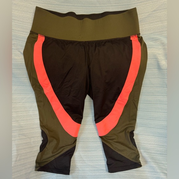Livi Active Pants - LIVI Active Capri Leggings Plus Size 18/20.